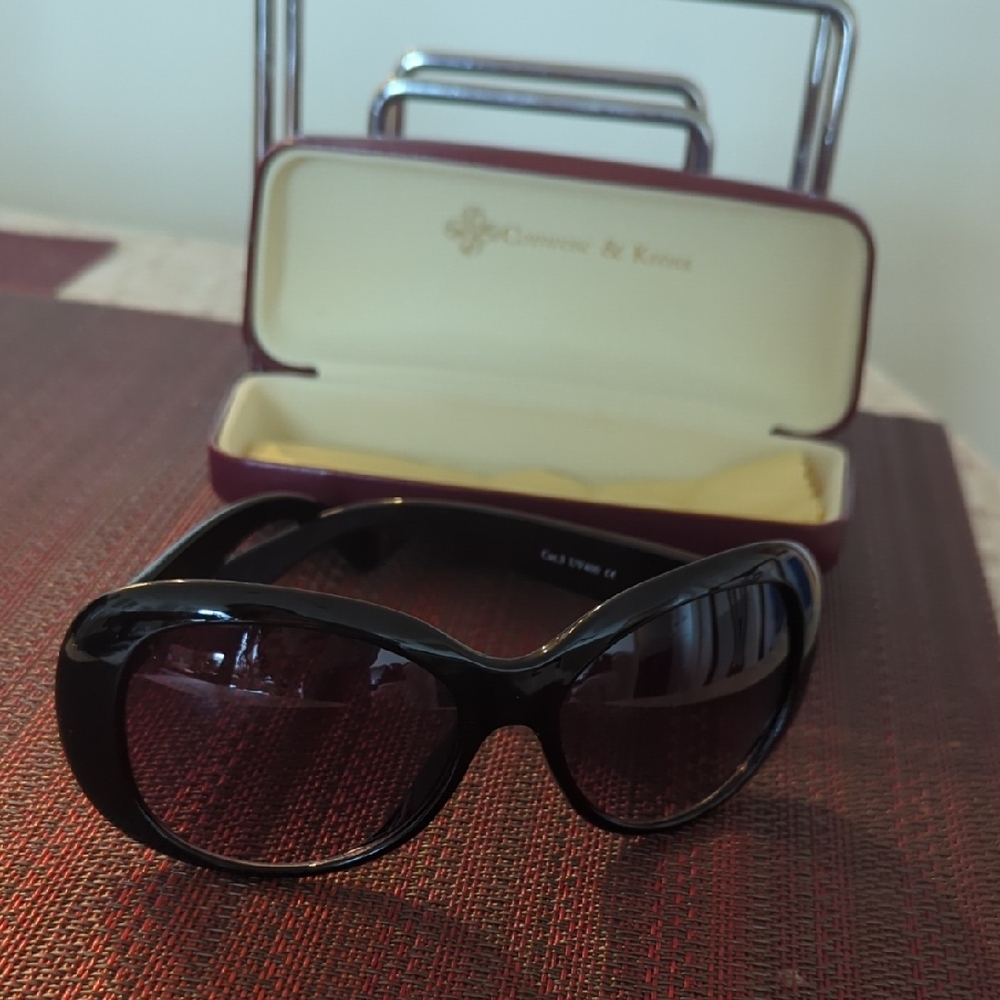 Camrose & Kross Black Oversized Wraparound Sunglasses with Sleek Design